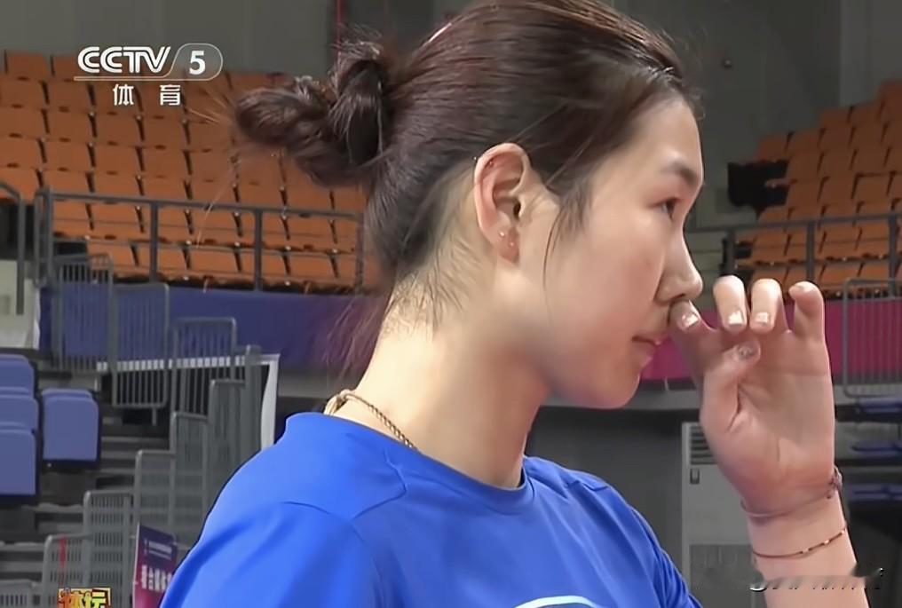 央视关注今年中国女排新星！来自山东女排的19岁会大力跳发的主攻手李晨瑄，有点像当