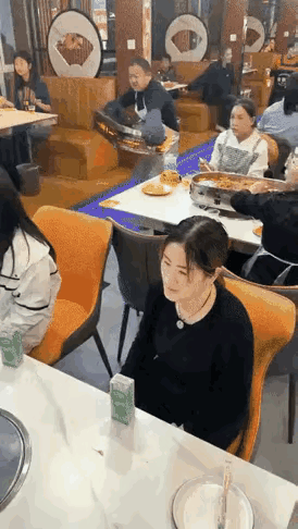 上菜的大叔工资应该不低