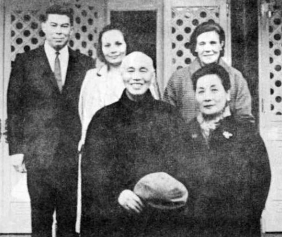 1991年，蒋方良探视病故儿子蒋孝武时掩面低泣，老泪纵横。她是苏联人，却嫁到中国