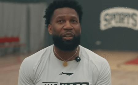 五星体育分享了杨瀚森夏联的纪录片，在这部纪录片里，NBA资深训练师ChrisJ