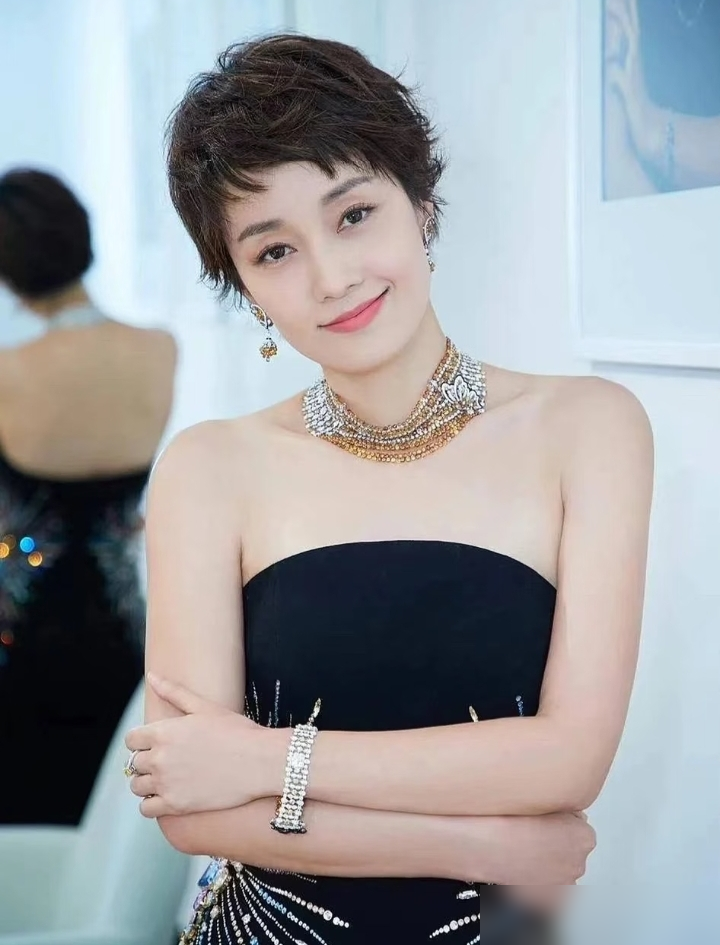 管虎第一次见马伊琍，她还在上戏读大三，没钱没背景，就靠一股狠劲。试镜现场别人都端着，她直接把角色啃透