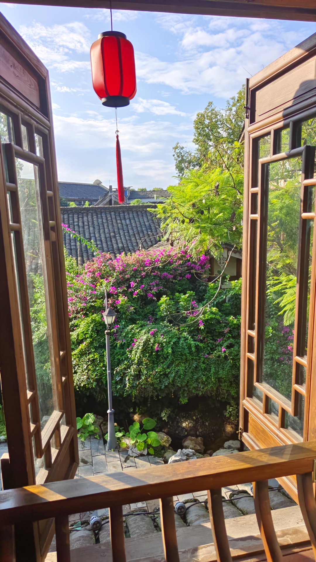 今天从暴雨开始，以晴天结束。飘风不终朝，骤雨不终日；前人讲得不仅是天气的道理。