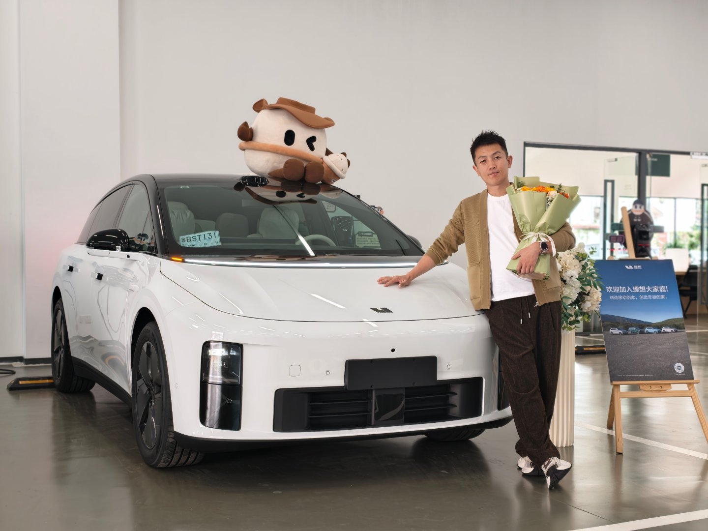 理想i6提车🎉黑白熊猫色最经典前备箱容量不小，目前理想系列i6独占