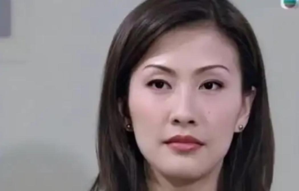 2001年,陈慧珊为了抱紧梁锦松的大腿,主动抛弃了自己的丈夫,不曾想,梁锦松却因