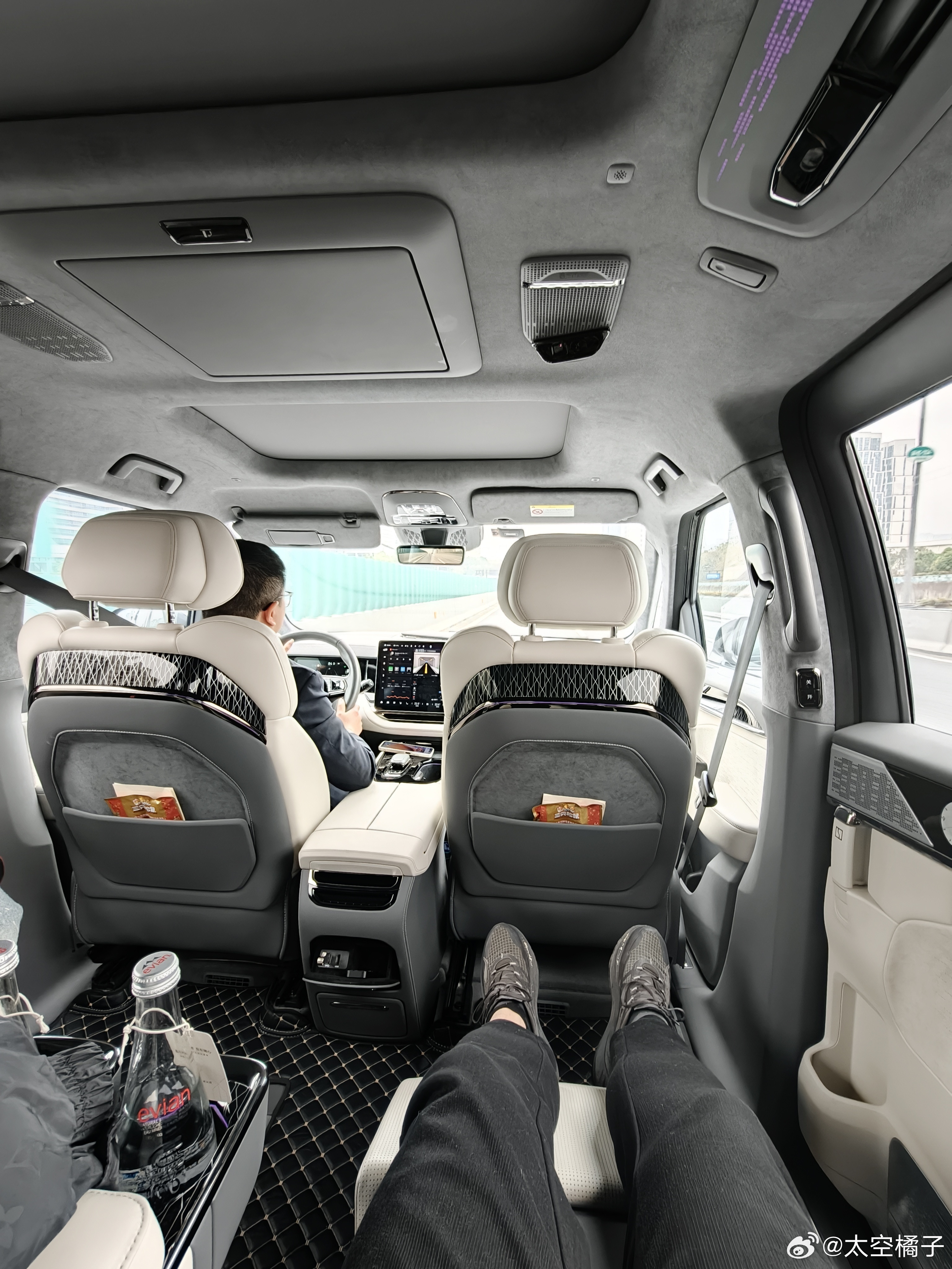 极氪009这个车太适合坐了二排舒服宽敞智能驾驶？请个司机吧…