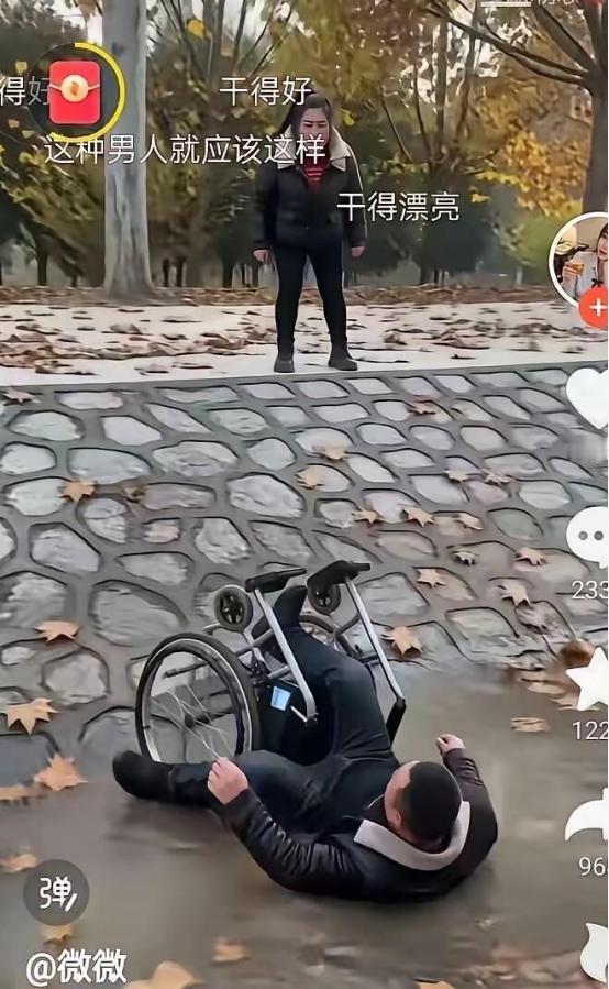 妻子推着半身不遂的丈夫出去遛弯。丈夫猛地转过身，给了妻子一巴掌，大声吼道