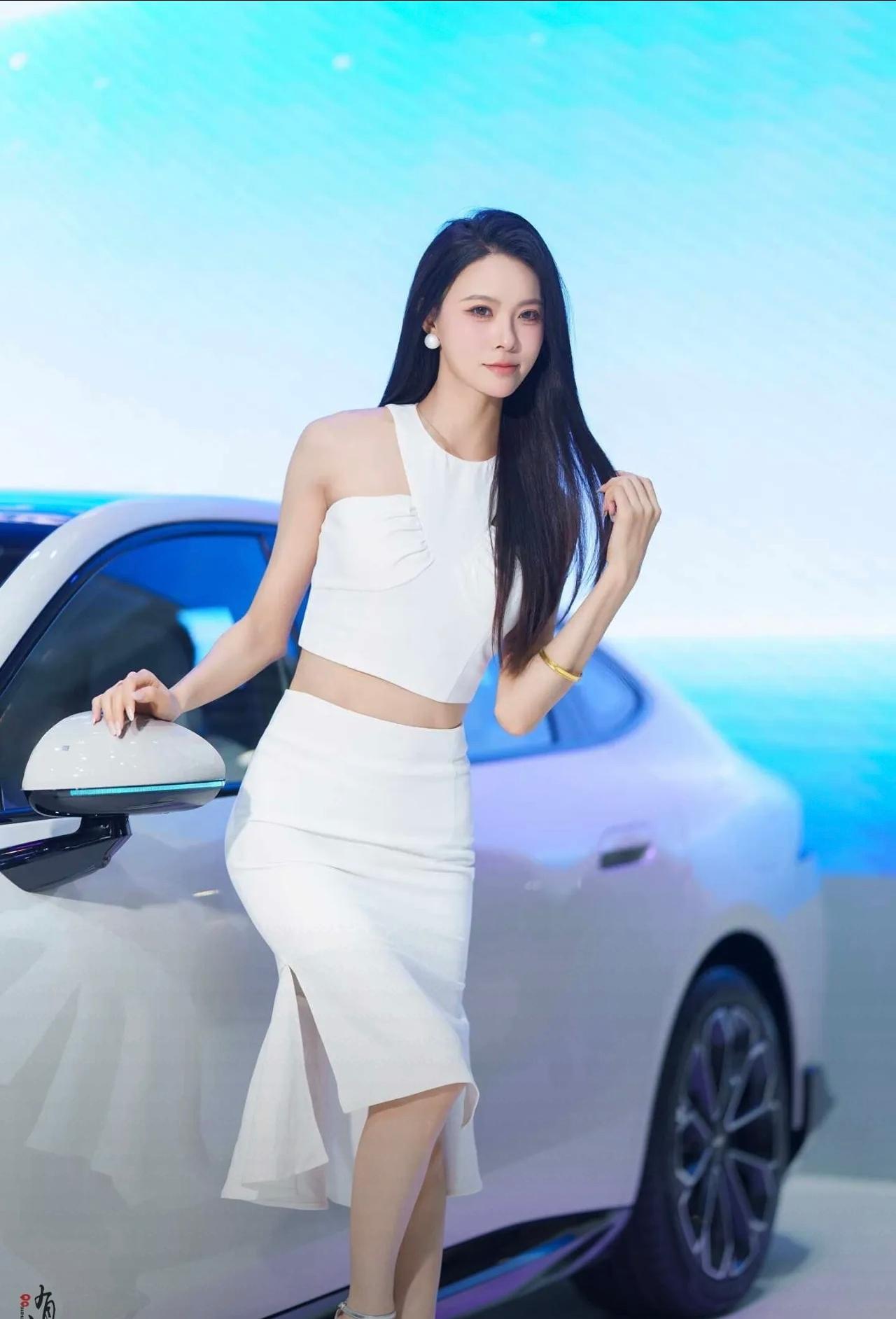车展美女模特分享为什么汽车展销一定要有车模?你认为车模对车展的吸引力大吗到底