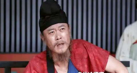 这是电视剧《长安的荔枝》中最荒唐的一幕：岭南刺史何有光的红冠大将军战死，刺史