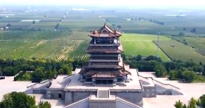 我国现存最大的仿唐建筑——鹳雀楼。此楼位于山西永济市，高73.9米，是2002