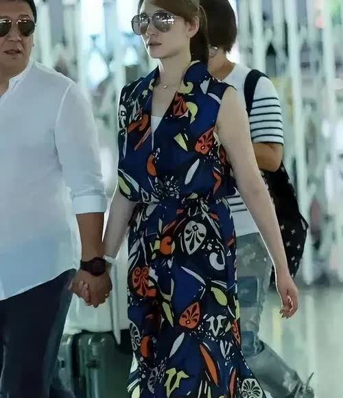 李小冉随富豪老公走机场，46岁李小冉大妈打扮难掩肤白貌美