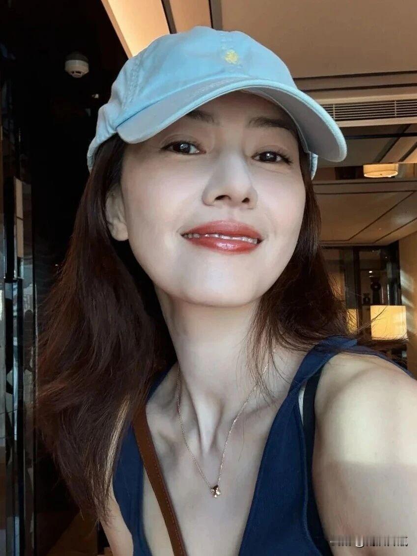 温婉里藏着英气，像初秋阳光，不刺眼却照得人心里敞亮。高圆圆之美。