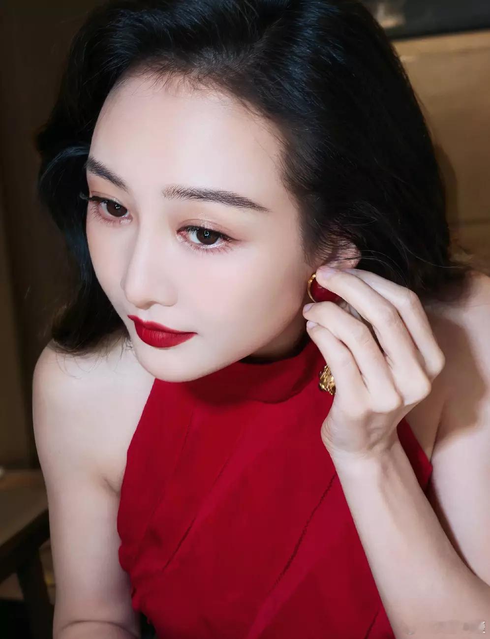 文亦娱乐王鸥最新美照释出！抱可爱小狗抚摸软萌小猫咪超有爱