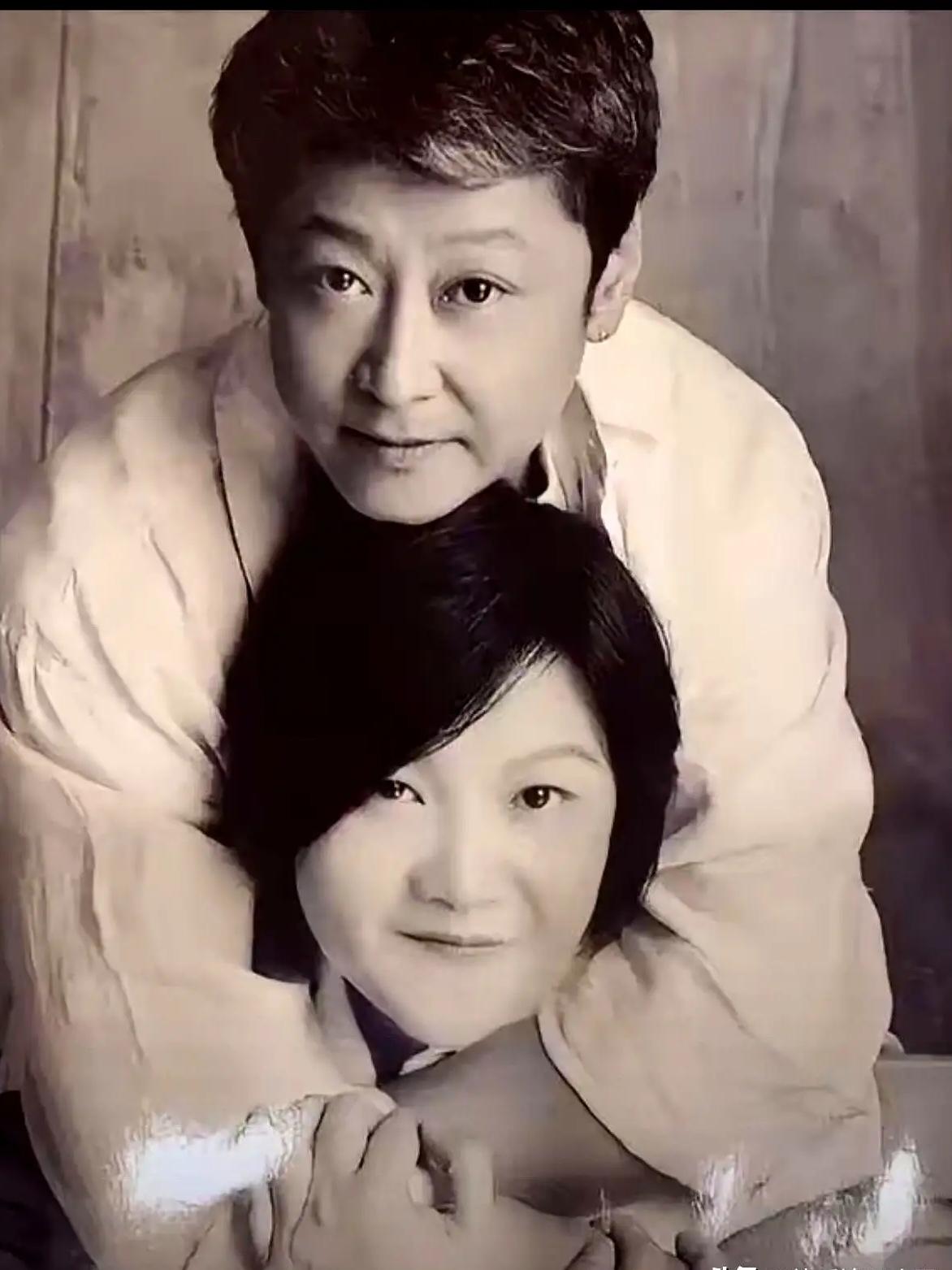 洪晃的第4任丈夫杨小平说：“我跟洪晃刚在一起的时候，她妈妈（指章含之）极力反对，