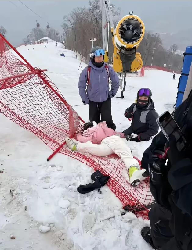 珍爱生命，远离滑雪！3月1日上午10时许，北大湖滑雪场年轻女子，作为新手滑雪时