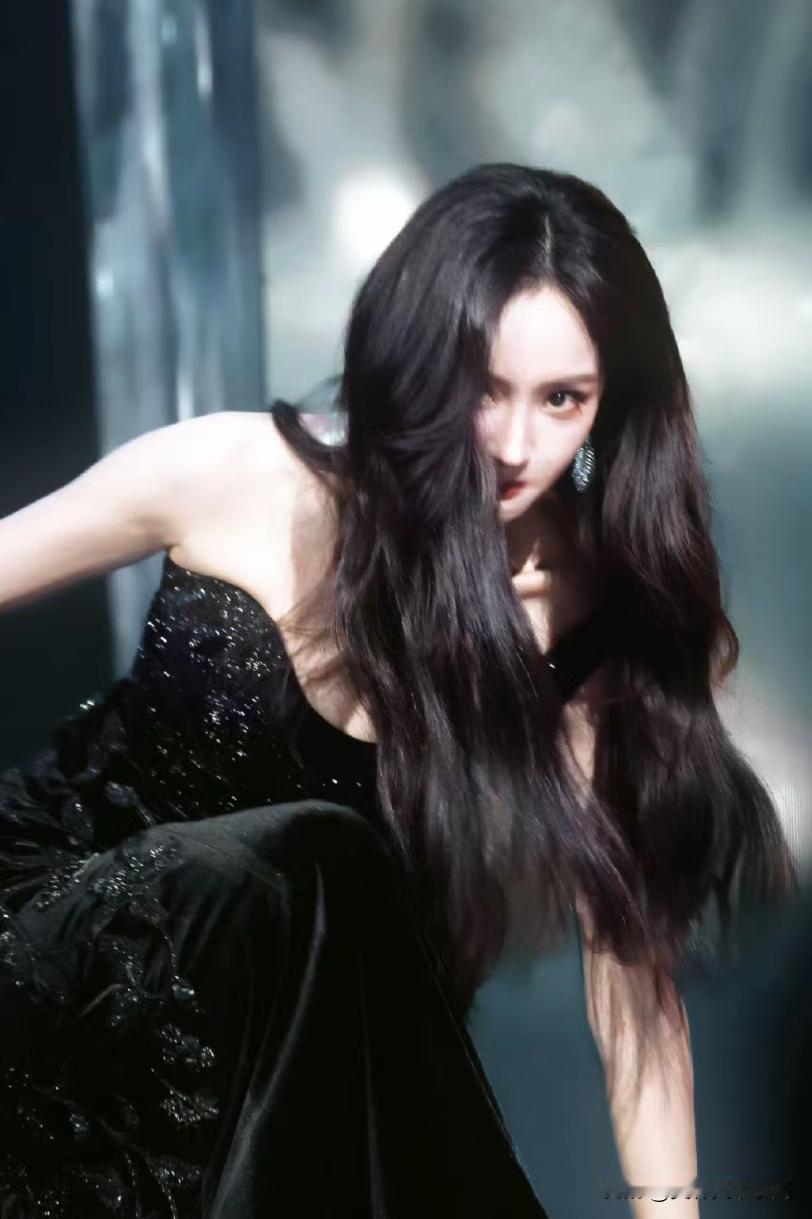 大幂幂一上台就摔一跤，幂姐自己笑场了，摔倒也可爱[呲牙笑][呲牙笑][呲牙笑]遇事不慌