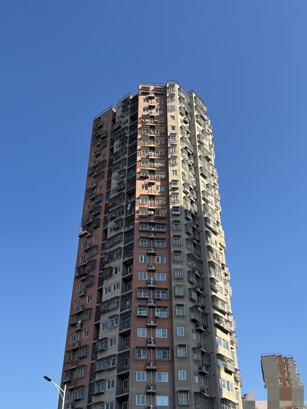 我就不信香港还有比北京这栋楼更厉害的！之前一说起北京，就有人提及香港，香港总是