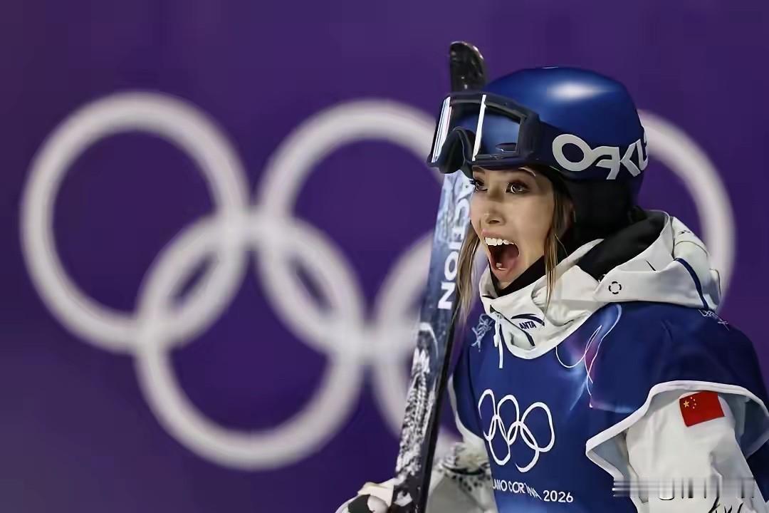 别再骂谷爱凌了！没拿金牌怎么了？你可以说她没拿金牌，也可以说第二跳有失误，但请