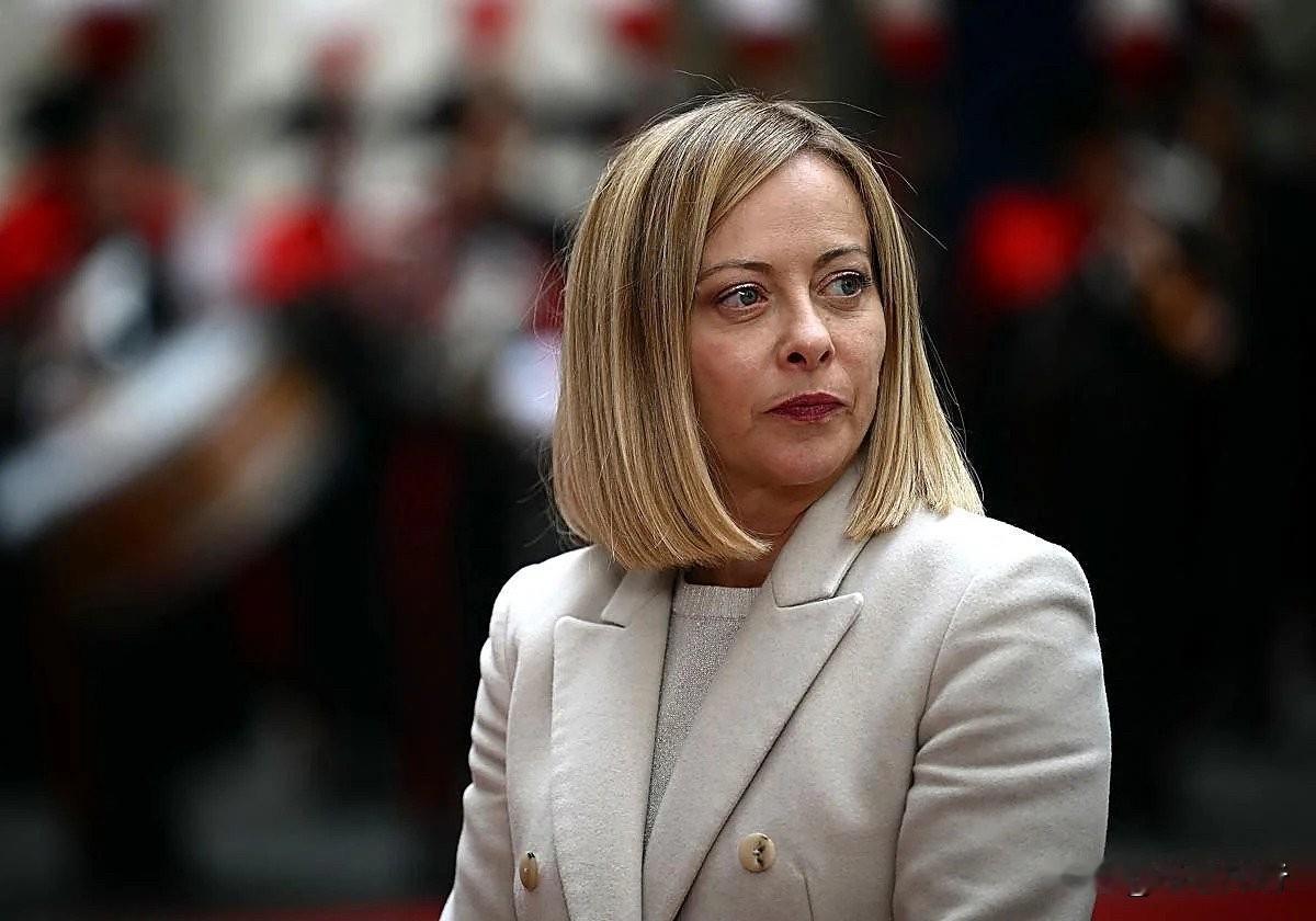 两年前，西方媒体把她骂成“欧洲最危险的女人”；两年后，这帮人正排着队去罗马拜码头