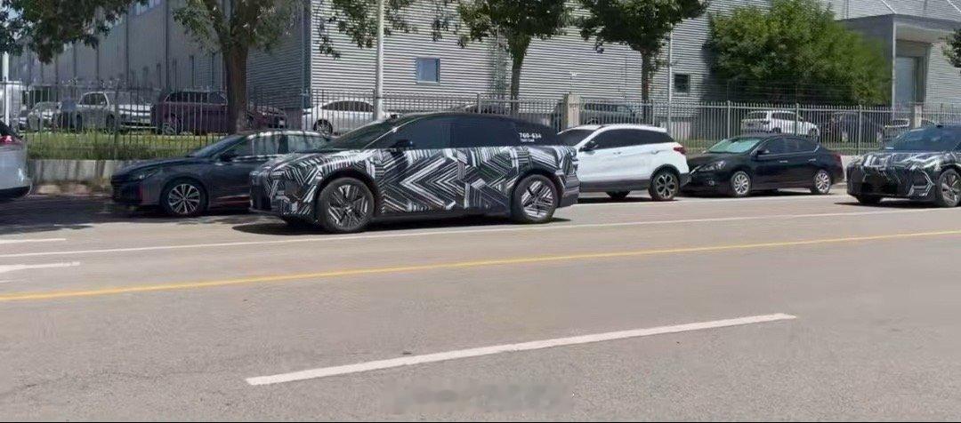 理想i6纯电大五座谍照曝光，预计九月见，设计实用又带感，期待值拉满~​​​