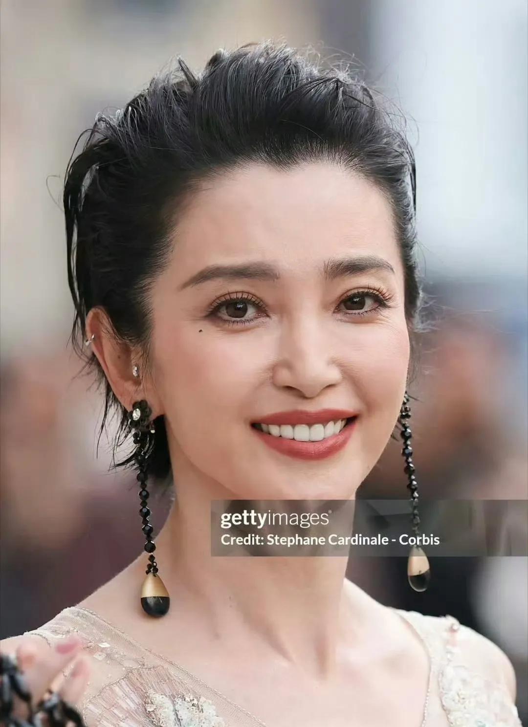巴黎时装周李冰冰亲自给大家演绎什么叫做哭笑不得心里想笑，脸却笑不出来，最后挣扎一