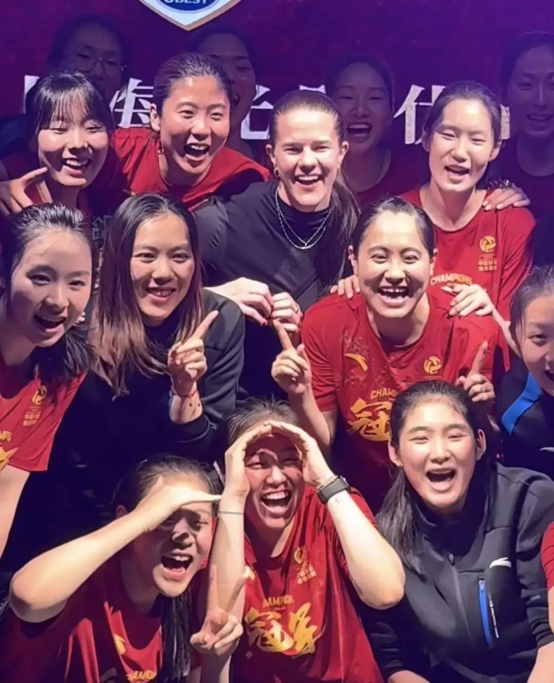 上海女排夺冠破防瞬间！外援带伤拒护腰硬拼完全场，这才是体育该有的样子排超冠亚