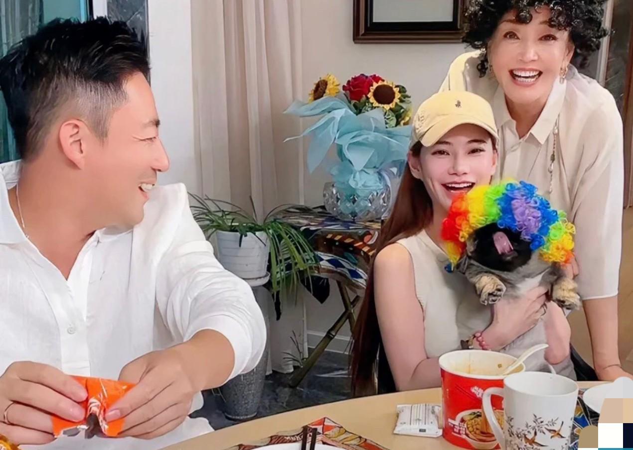 你们发现了吗张兰一开播就像往那些号称s粉们群里扔了一颗“闪光弹”啊！惊的这一