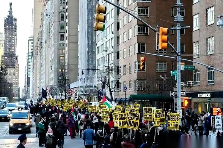 一个病人，推进了急救室，浑身插满管子，心电图快拉成了一条直线。这就是2020年