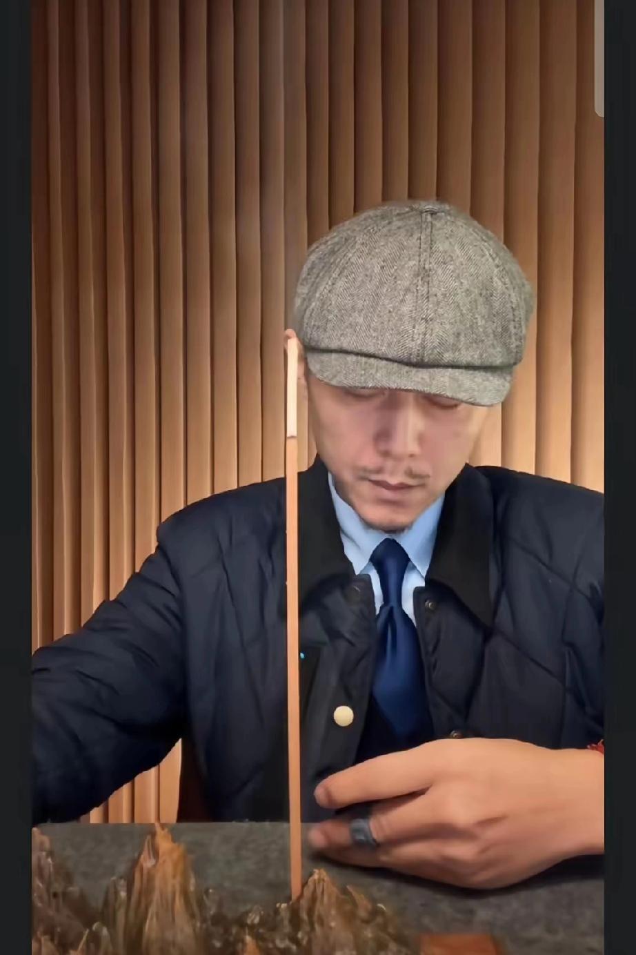 我刚去了大冰的直播间，弹幕都在说张雪峰老师去世了，没多久大冰就接到消息，大冰回复