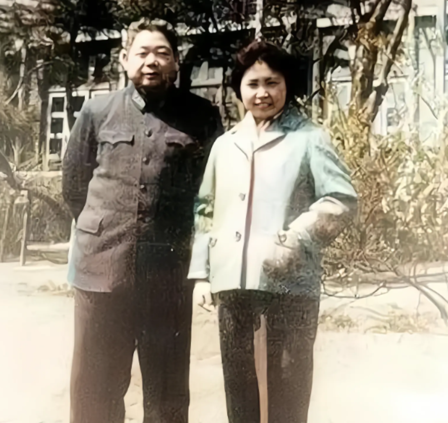 1949年5月，上海解放后的第三天，46岁的陈赓在南京路上偶遇了一个熟悉的身影，