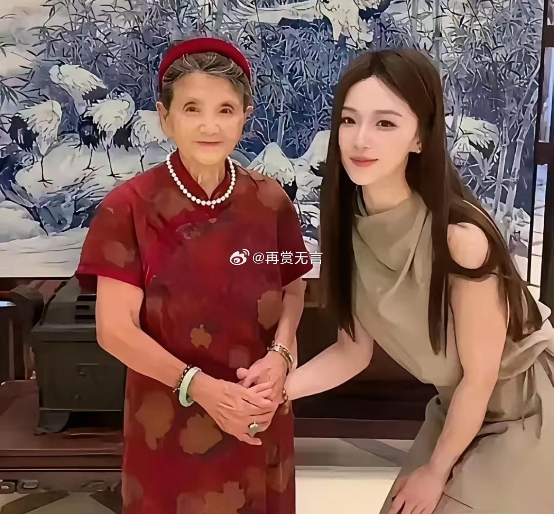 杨子的妈妈慈眉善目的，黄圣依选择离婚是错误的，这么好的婆婆，拱手让给其他美女了。