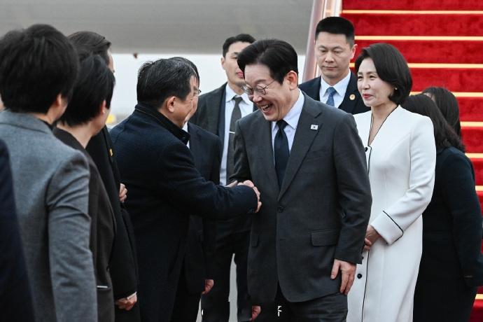 1月6日下午，李在明和夫人抵达上海！画面中，李在明和夫人状态非常好，尤其是李在