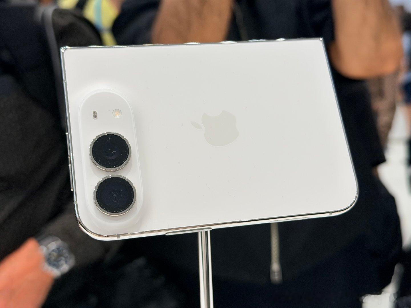 苹果秋季发布会，现场真机体验！iPhoneDuo你会入手吗？#苹果折叠屏iPhoneDuo##iPh