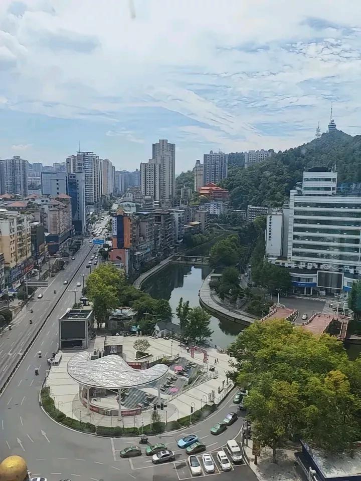 我就搞不懂为什么你们还在担忧人口下降，你们可以想象，当时新中国成立是那个时候才多