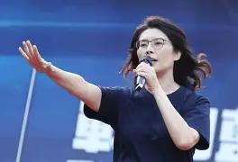 就在刚刚，中国“国民党主席”郑丽文发声，7月7日，郑丽文表示：回顾历史不是为
