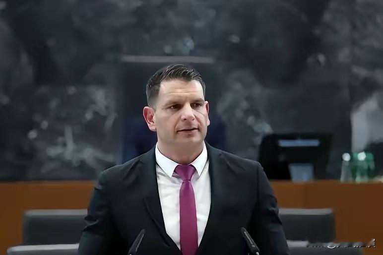 欧洲政坛炸锅了！刚刚传来重磅消息，斯洛文尼亚要搞退出北约的全民公投了。4月1