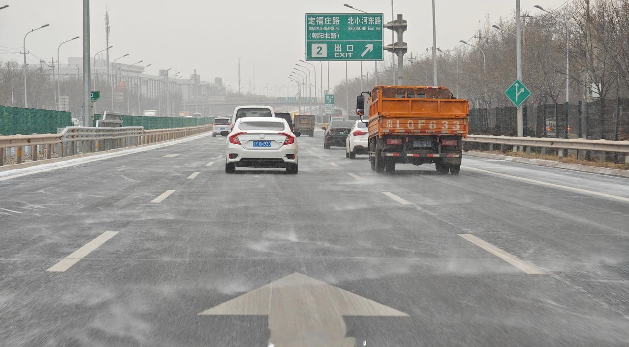 虽然说是小雪天，对北京的降雪量来说，算中大雪了吧！​​​