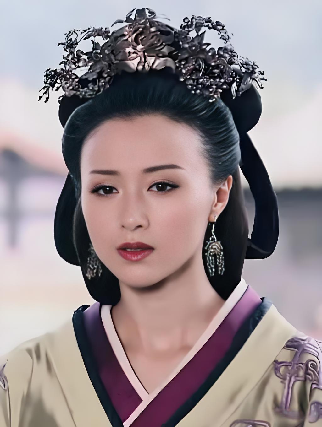 公元前195年，刘邦去世，薄姬跪在他的灵前痛哭。此时吕后走来，对她温柔地说：“你