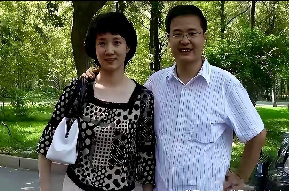 谁能想到，曾经在央视镜头前一站就是风景的人，退休后会这么松弛——和老公并肩逛街，