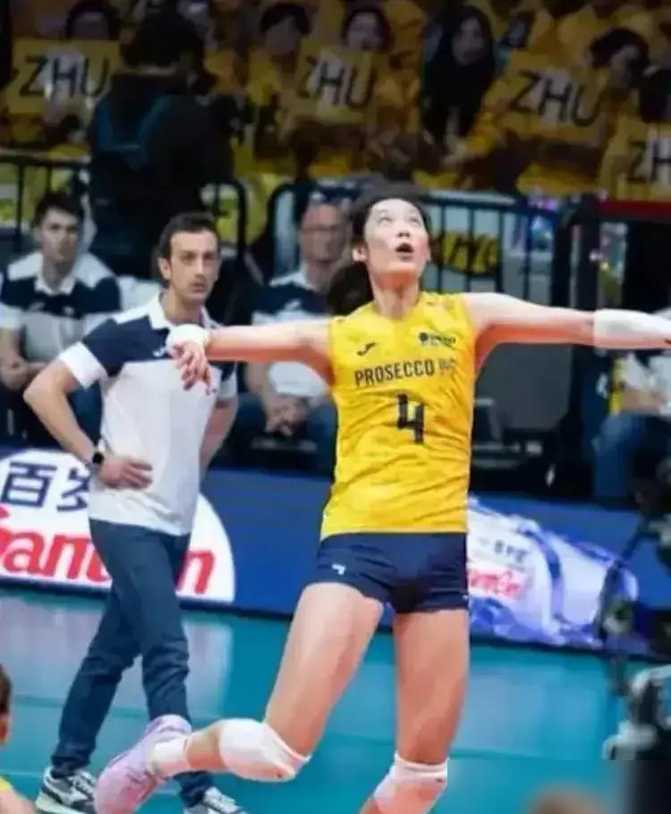 欧冠0冠夜，朱婷连夜打包行李！凌晨3点，伊斯坦布尔机场候机厅里，朱婷把欧冠奖牌塞