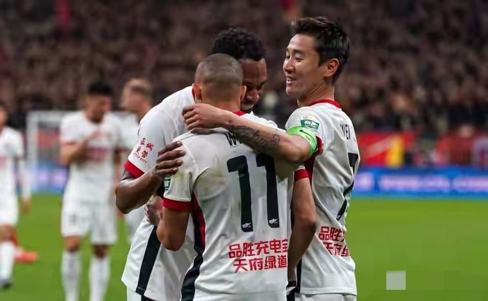 成都蓉城今年拿不到联赛冠军，球队阵容短板太明显了……！川渝德比，成都蓉城在2