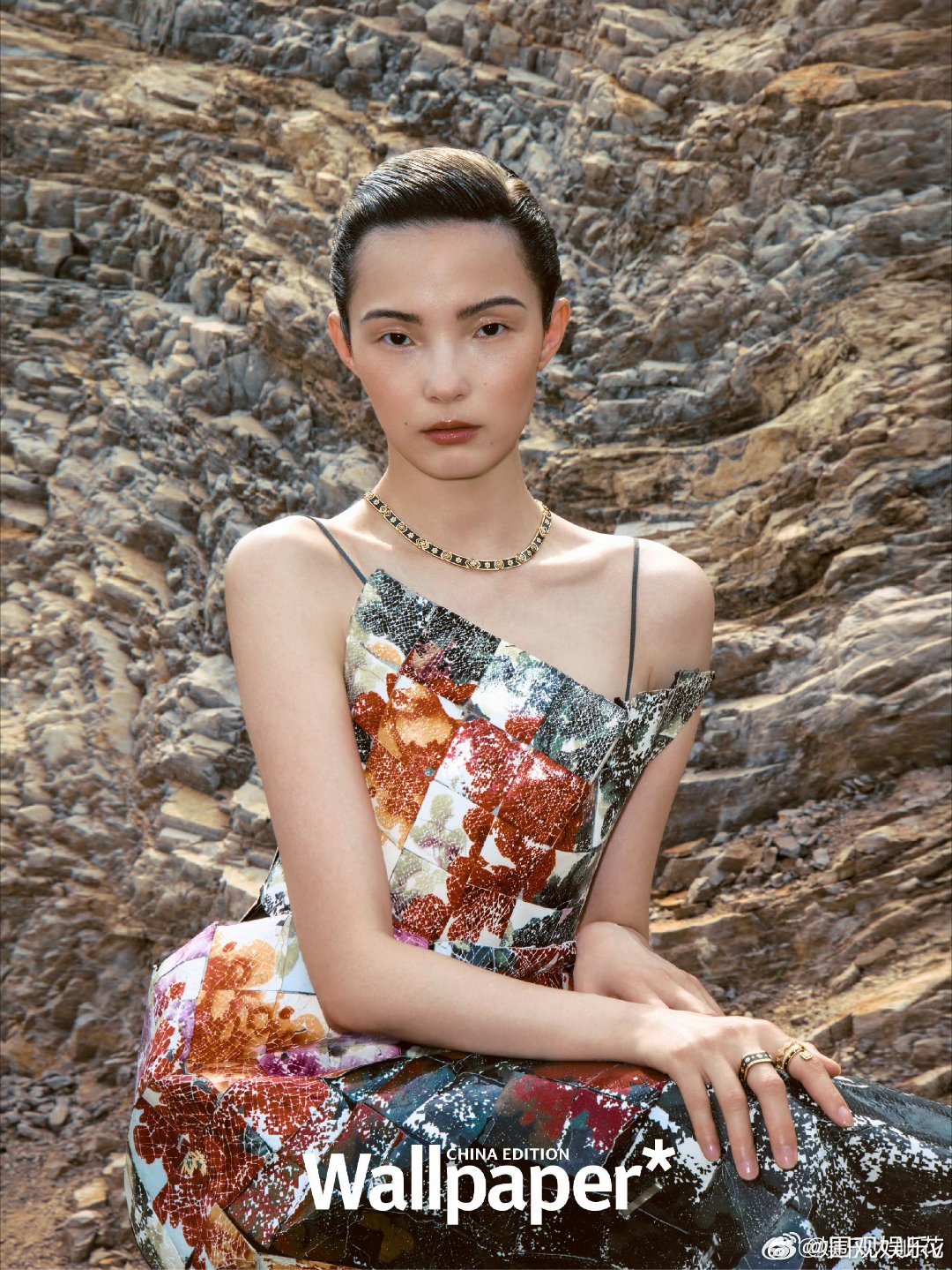 雎晓雯半张脸眼妆雎晓雯又在整审美积累了雎晓雯半脸碎钻亮片眼妆太有冲击力了，清冷沉