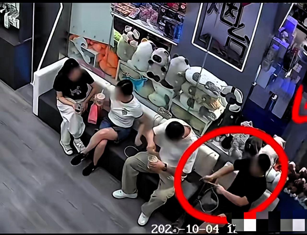 这哪是坏啊，简直是把“忘恩负义”刻进骨子里了！烟台这店主真是好心喂了狗。店主