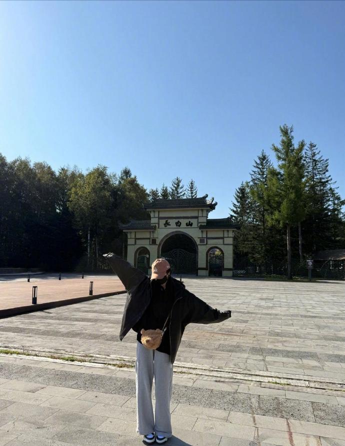 杨幂悄然奔赴长白山，寻得一方属于自己的宁静天地。她以一身随性休闲的装扮，扎着俏皮