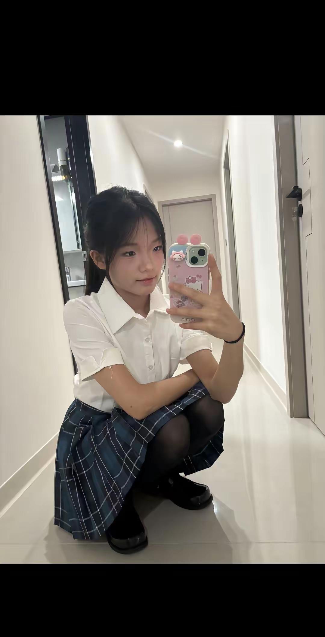 穿着校服，在镜子前自拍。清纯感自拍