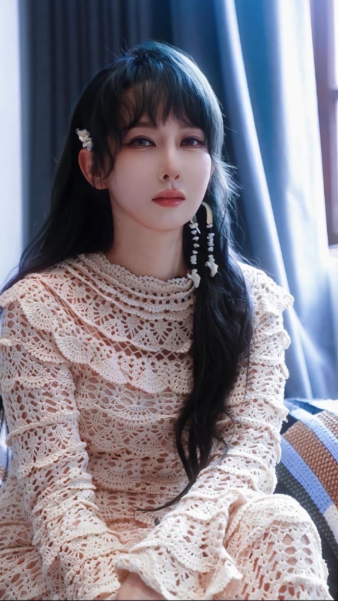 周鹏改名萨顶顶之后，就连出生年月也一定改了，这妈生年龄从原来的1979年直接改成