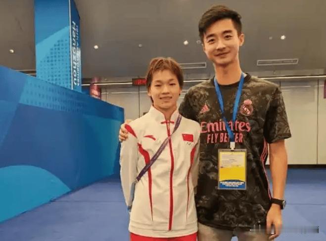 全红婵启蒙教练恩师，郭艺晋升国家级教练，曾出资帮助全红婵，恭喜！郭艺真是好人，有