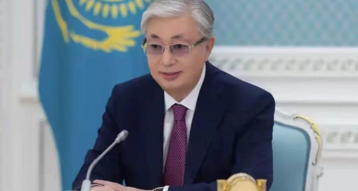 哈萨克斯坦这回是真不给面子，直接给了俄罗斯一记“闷棍”！哈萨克：断俄芯片命脉