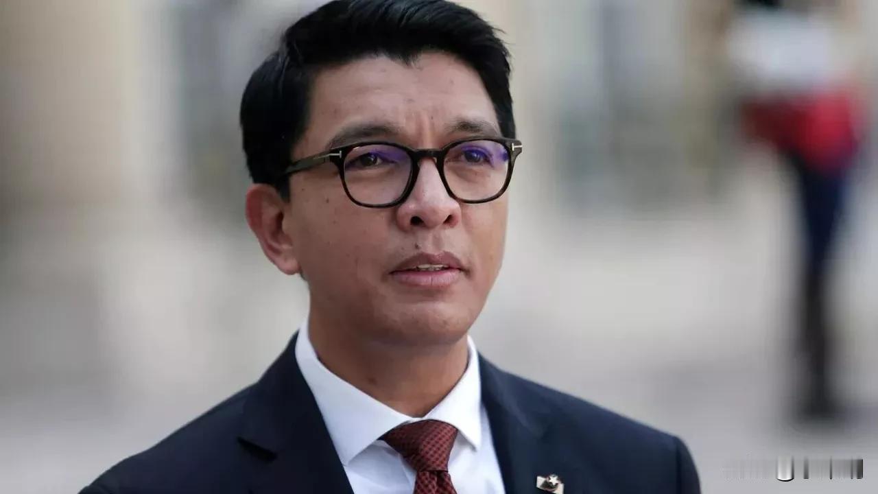 又是“Z世代”！又一国家被迫宣布解散政府。9月30日，面对持续蔓延的抗议浪潮