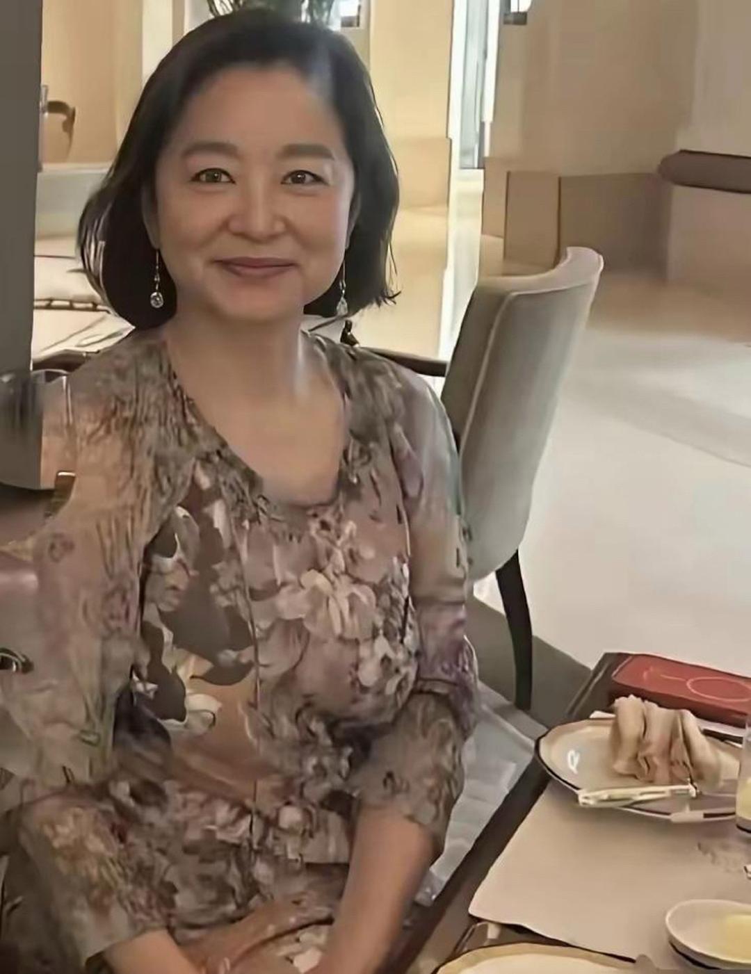 真被71岁林青霞活法戳到了！住价值11亿豪宅，脚上却只穿79块的拖鞋