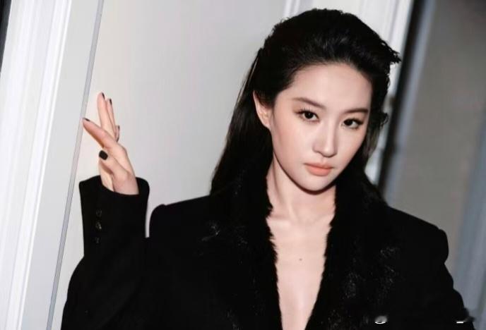 刘亦菲西装背头造型太美了吧，这谁受的了，长成这样还有什么烦恼